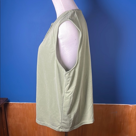 Sleeveless Green Top - Picture 3 of 7